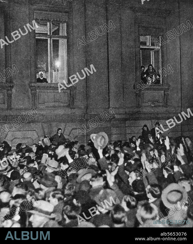 Berufung Hitlers zum Reichskanzler, 30. Januar 1933. Fackelzug der "nationalen Verbände" SA, SS und Stahlhelm zur Feier der "Machtübernahme". Reichspräsident von Hindenburg grüßt die jubelnde Menge vom Fenster der Reichskanzlei. Foto.