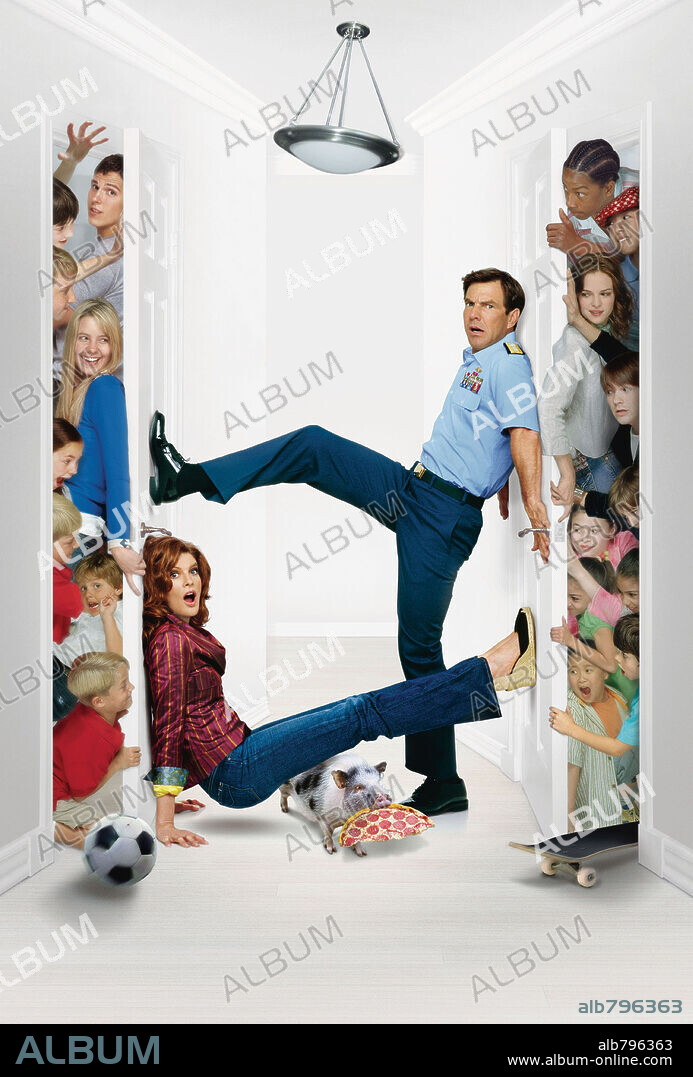 DENNIS QUAID and RENE RUSSO in YOURS, MINE AND OURS, 2005, directed by RAJA GOSNELL. Copyright PARAMOUNT PICTURES.