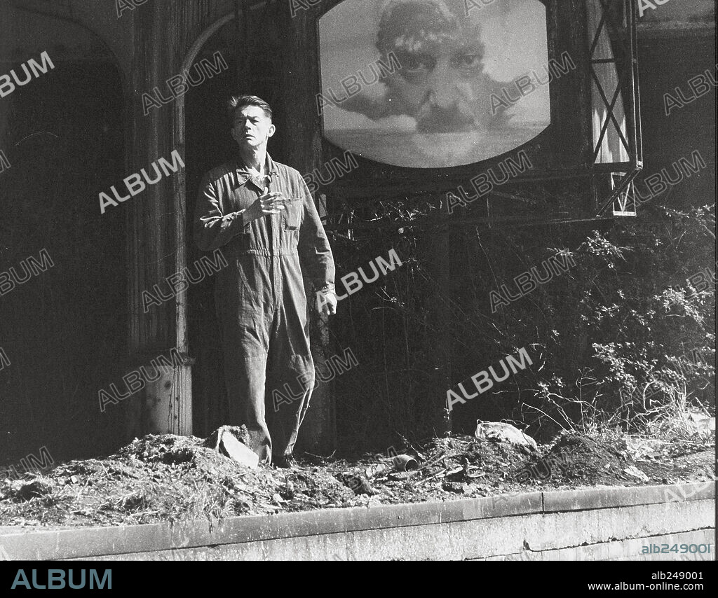 JOHN HURT en 1984, 1984 (NINETEEN EIGHTY-FOUR), dirigida por MICHAEL RADFORD. Copyright UMBRELLA/ROSEMBLUM/VIRGIN FILMS.