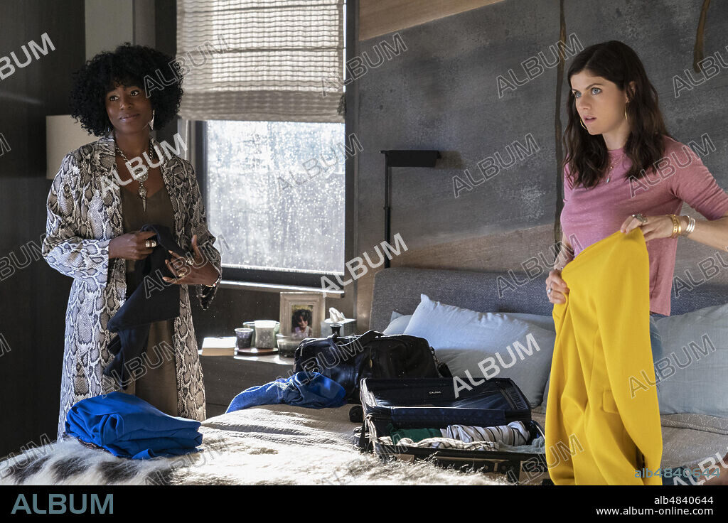 ALEXANDRA DADDARIO and KIRBY HOWELL-BAPTISTE in WHY WOMEN KILL, 2020, directed by MARC CHERRY. Copyright IMAGINE ENTERTAINMENT / CBS TELEVISION STUDIOS.