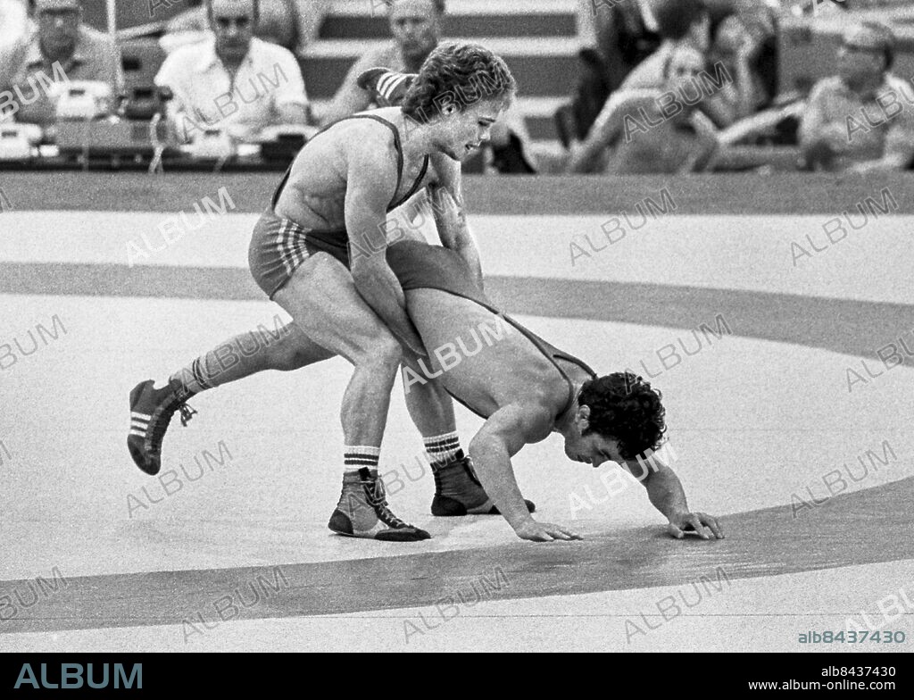 ARKIV MOSKVA 1980-07-24. Den svenske brottaren Benni Ljungbeck lyfter ryssen Shamil Serikov i en av sina brottningsmatcher mot OS-bronset i bantamvikt 57 kg grekisk-romersk stil vid de olympiska sommarspelen i Moskva, Sovjetunionen, 24:e juli 1980. Ryssen vann matchen på fall.. Foto: Jan Collsiöö / TT / Kod: 1001.