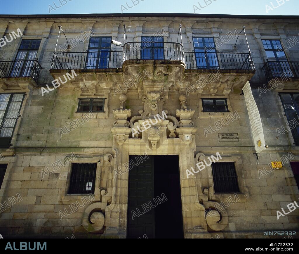 ARTE DEL S. XVIII. ESPAÑA. CASA DEL DEAN. Vista general de la fachada del edificio, construido por FERNANDEZ SARELA para el maestre Diego Juan de Ulloa. Actualmente alberga la OFICINA DEL PEREGRINO. Sita en la Rua de Vilar. SANTIAGO DE COMPOSTELA. Provincia de A Coruña. Galicia.