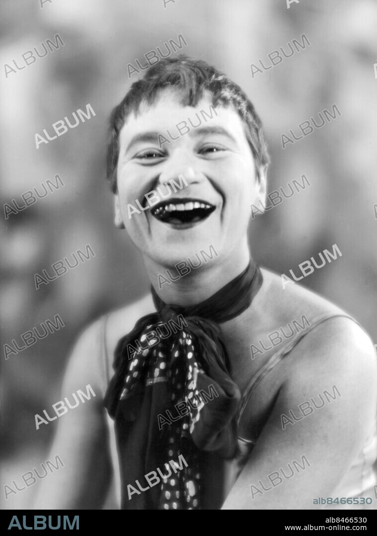 TYSKLAND slutet av 1920-talet. Orig. bildtext... Valeska Gert, German futuristic dancer, who is giving her last performance in Paris this week. Mme. Gert had many difficulties with her dancing at the Champs Elysées, as the police authorities refused to authorized her to continue appearing after the audience at her first appearence had displayed a profound dislike for her so-called futuristic interpretations of "ironic and infernal" dances, to quote her program noticed. The dancer protested to police authorities that her dances had been given with great success in Munich, Hamburg, Breslau, Budapest, Vienna and Prague. Finally, permission was given to her for a limited number of performances during which she was more quietly received by the audience. Photo shows the dancer portraying joy, one of the expressions she uses in her dancing. Foto: Wide World Photos / AB Text & Bilder / SVT / kod:5600 BAM576 sv/v kopia CD48 V Gert, 1892-1978, tysk dansare och skådespelare. Bildserier Fotoreportage Pantomimdans Kabaréartist Leenden Skratt Slutet av 1920-talet persons: VALESKA GERT sites: TYSKLAND PhotoDate:192?-??-??.