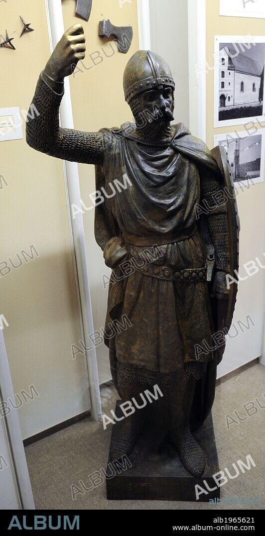 HISTORIA MEDIEVAL. Escultura de un CRUZADO ESPAÑOL del S, XII. Escultura realizada por el arquitecto V. Neimana. S. XIX. Museo de la Historia y la Navegación. Riga. Letonia.