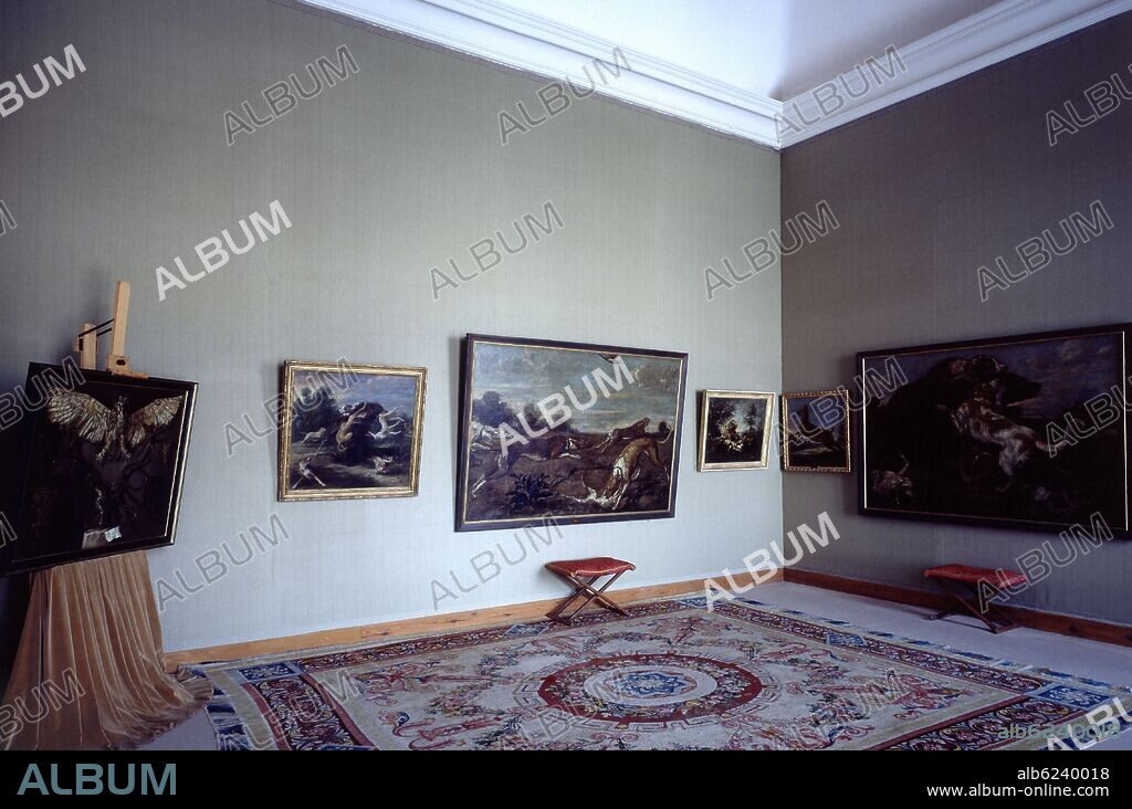 INTERIOR-SALA CON CUADROS DE CAZA.