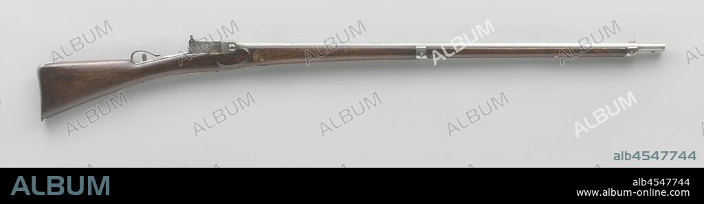 Breech-Loading Rifle, rear-loading rifle with smooth barrel. It has a central firing mechanism of unique design. The room opens by folding an arm forward, as with Robert's rear-loading rifle. The lock is attached to the arm. The lock fires with a firing pin that hits the center of the cartridge. At the top of the gun there is a slot for the trigger, which is missing., anonymous, unknown, 1866 - 1870, wood (plant material), iron (metal), brass (alloy), l 151 cm × c 16.1 mm.