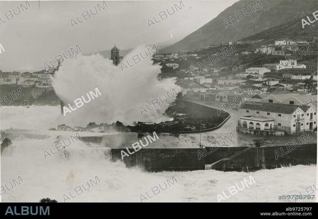 Garachico (Tenerife), 12/26/1957. Giant waves hit the port during a storm that caused great damage.