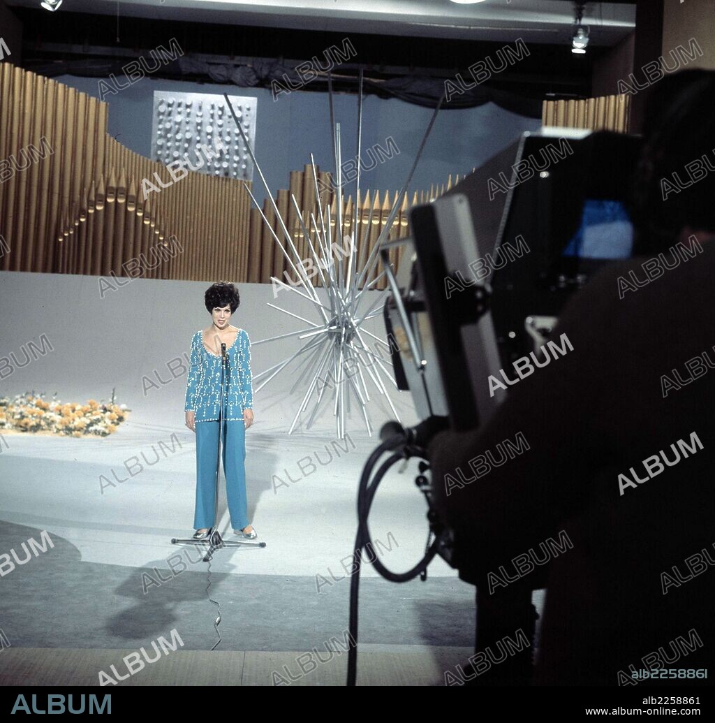 SALOME. CANTANTE ESPAÑOLA. ENSAYO EN EL FESTIVAL DE EUROVISION , AÑO 1969 , CON LA CANCION " VIVO CANTANDO ".