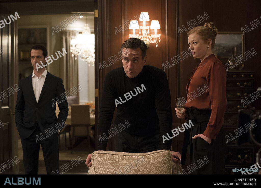 JEREMY STRONG, MATTHEW MACFADYEN y SARAH SNOOK en SUCESSION, 2018, dirigida por JESSE ARMSTRONG. Copyright HOME BOX OFFICE (HBO).