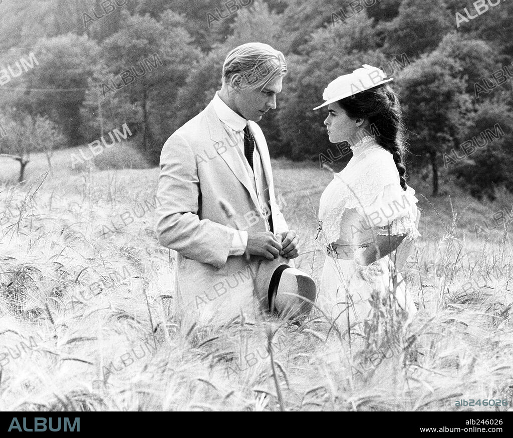 HELENA BONHAM CARTER and JULIAN SANDS in A ROOM WITH A VIEW, 1985, directed by JAMES IVORY. Copyright MERCHANT IVORY/GOLDCREST.