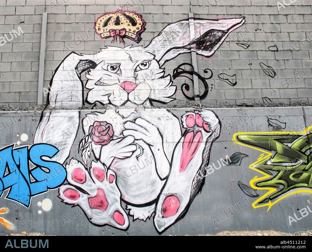 Caricatura de conejo con rosa en la mano y con corona sobre su cabeza; graffiti mural, Plaza de las Glorias; Distrito San Martin, Barcelona en 2014.