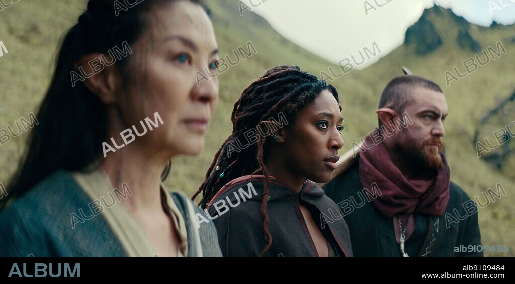 LAURENCE O'FUARAIN, MICHELLE YEOH und SOPHIA BROWN in THE WITCHER: HERKUNFT DES BLUTES, 2022 (THE WITCHER: BLOOD ORIGIN), unter der Regie von SARAH O'GORMAN und VICKY JEWSIN. Copyright Sean Daniel Company / Netflix.