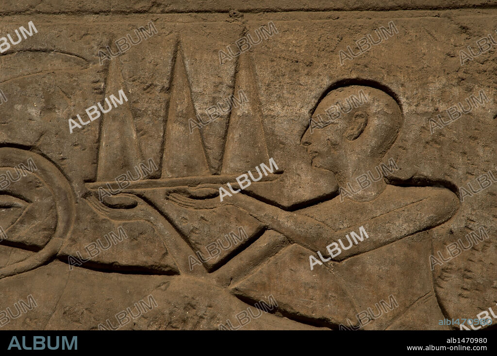 ARTE EGIPCIO. EGIPTO. Detalle de un SACERDOTE conduciendo un TORO para sacrificar durante la PROCESION RELIGIOSA realizada para conmemorar la inauguración del gran pilono de Luxor, construído por Ramsés II. PRIMER PATIO DE RAMSES II. TEMPLO LUXOR. DINASTIA XIX. (1320-1200 a. C). IMPERIO NUEVO.