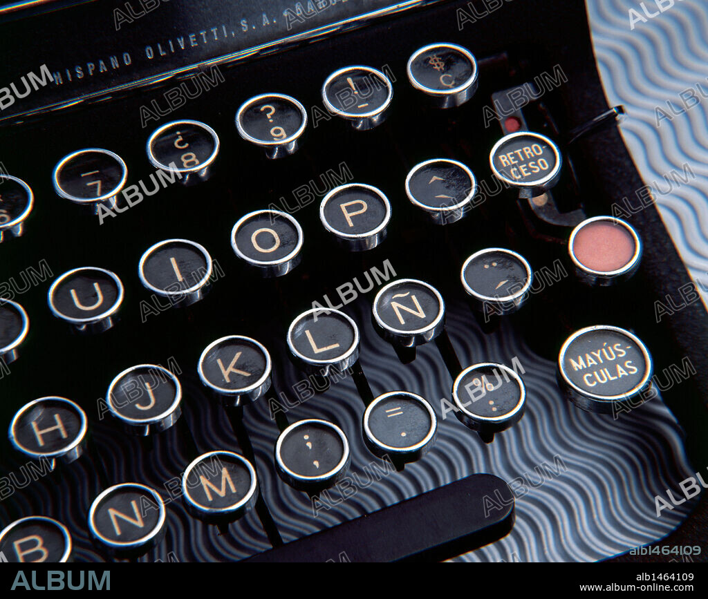 Detalle del TECLADO de una MAQUINA DE ESCRIBIR ANTIGUA. Marca Hispano Olivetti.