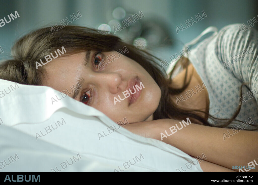 JESSICA ALBA en EYE, THE [VISIONES], 2008 (THE EYE), dirigida por DAVID MOREAU y XAVIER PALUD. Copyright LIONSGATE/PARAMOUNT VANTAGE/CRUISE/WAGNER PROD./VERTIGO ENT.