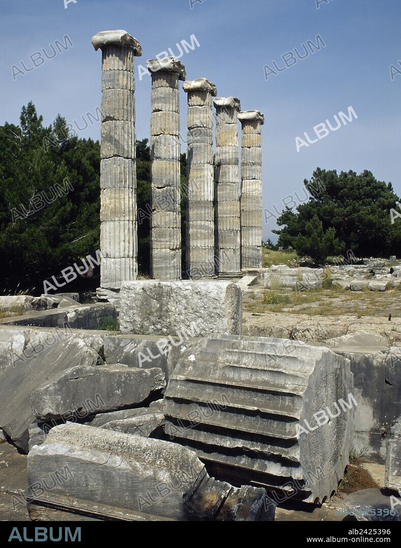 ARTE HELENICO. ASIA MENOR. PRIENE. Antigua ciudad griega del SO. de Asia Menor. Vista de las ruinas del TEMPLO DE ATENEA, el santuario más importante de la ciudad, del que no quedan más que los cimientos y una parte de la columnata jónica. Fecha: Hacia el 340 Ac-150 aC. Períodos: Clásico tardio y Helenístico. Arquitecto, Pytheos. TURQUIA. Península Anatólica.