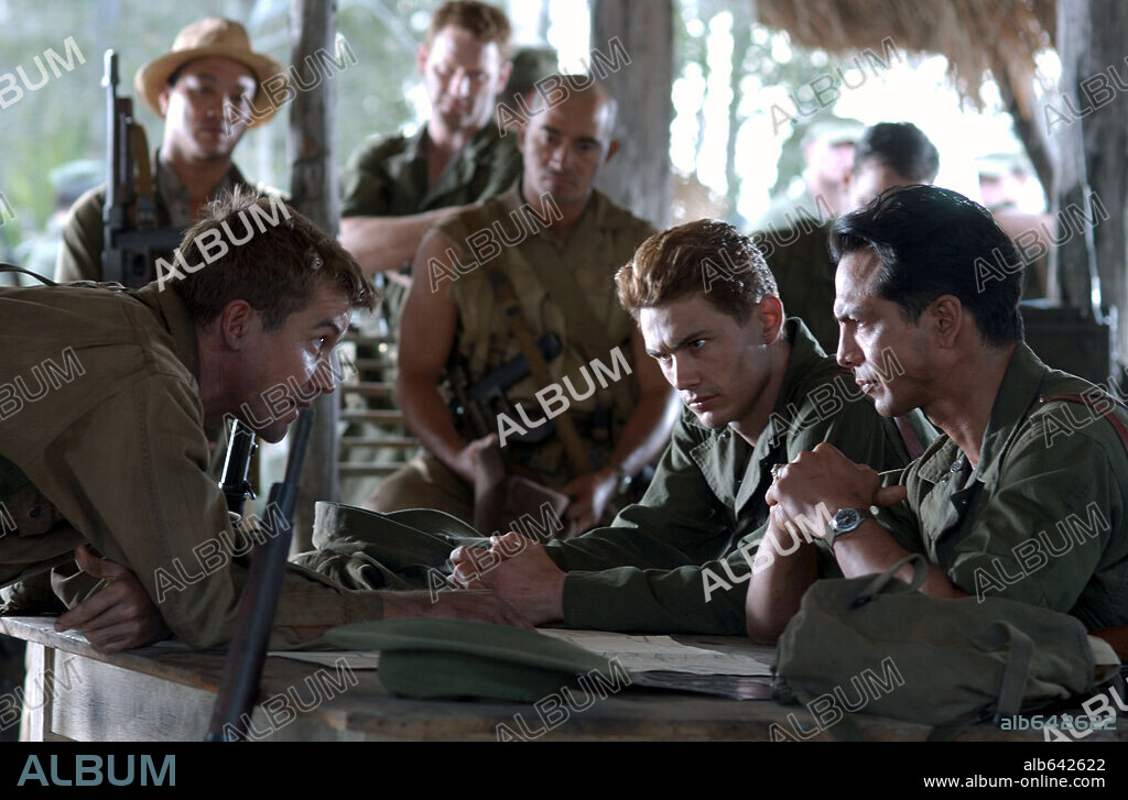 BENJAMIN BRATT and JAMES FRANCO in THE GREAT RAID, 2005, directed by JOHN DAHL. Copyright MIRAMAX FILMS / VINET, PIERRE.