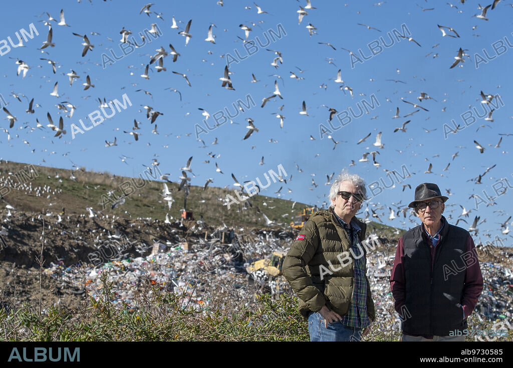 Colmenar Viejo (Madrid), 28/02/2022. Juan Luis Arsuaga y Juan José Millás, promociona su nuevo libro 'La muerte contada por un sapiens a un neandertal', en un vertedero con miles de aves volando a su alrededor. Foto: De San Bernardo. ARCHDC.