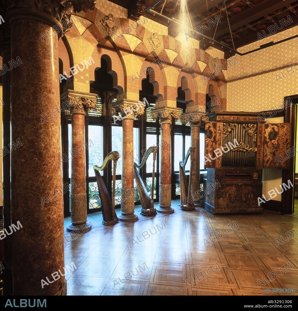 JOSEP PUIG I CADAFALCH. Palacio del Barón de Quadras, 1904-1906. Salón principal que da a la tribuna de la Diagonal. Columnas de mármol rosa culminadas con capiteles y arcos entrelazados de estilo arabesco. Esgrafiados. Foto años 90. Actual sede del Institut Ramon Llull.  Bien de Interés Cultural. Modernismo. Barcelona.