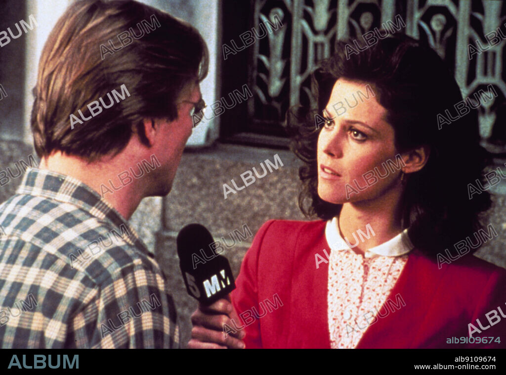 SIGOURNEY WEAVER y WILLIAM HURT en EL OJO MENTIROSO, 1981 (EYEWITNESS), dirigida por PETER YATES. Copyright 20TH CENTURY FOX.