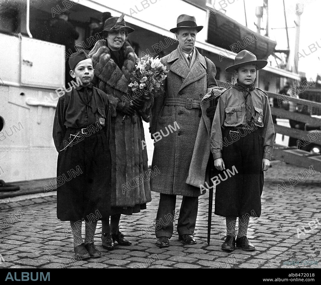 ARKIV 1935 (Omkring) . Stockholmsbesökare anländer med Finlandsbåten till Skeppsbron i Stockholm. Unknown visitors arriving in Stockholm by boat from Finland.. Foto: Peddy Moberg / TT Historical / Kod: 1900.