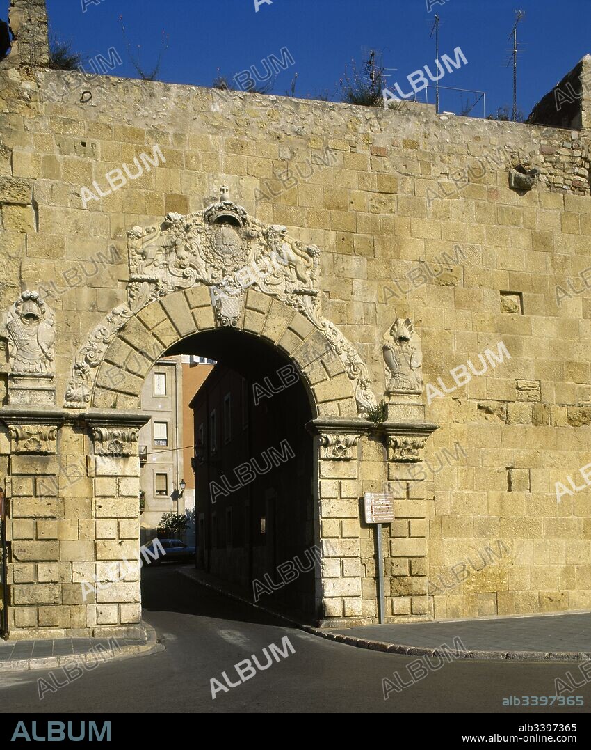 Muralla romana. "Portal de Sant Antoni"en el lado de levante de la muralla, remodelado en el año 1737 sobre un portal preexistente. Tarragona. Cataluña.