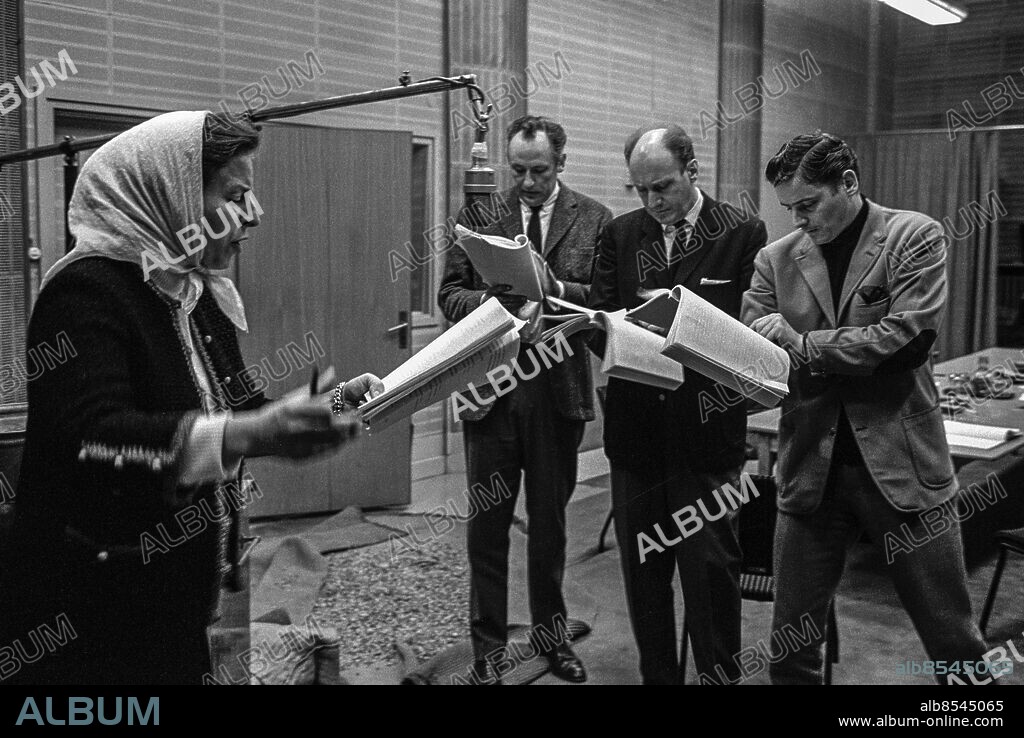 ARKIV 196505.. MOR COURAGE OCH HENNES BARN. Radioteater av Bertolt Brecht i regi av Alf Sjöberg.. Sänt första gången 1965-06-07.. Här ses bl.a. skådespelerskan Margaretha Krook (t.v.), som Mor Courage, under inspelningen.. Foto: Bo-Aje Mellin / SVT / Kod: 5600. Reportage publ. i RiR 23/65. RiR 17689. sv/v neg. Sjaletter Studiomiljö.