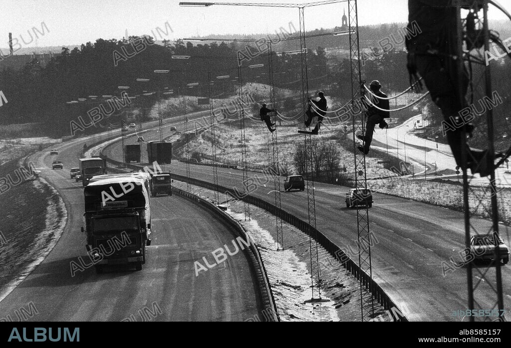 ARKIV 1984 - Elektriker i arbete för att ordna belysning på E4:an på sträckan Tureberg-Märsta. Från vänster Georg Askow, Jukka Puhakk, Berndht Eriksson och Ulf Malmberg . Foto: Sven-Erik Sjöberg Kod: 53 . COPYRIGHT SCANPIX SWEDEN.