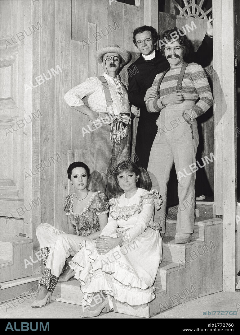 The cast of 'Aggiungi un posto a tavola'. The Italian actors Ugo Morosi, Johnny Dorelli, Daniela Goggi, Bice Valori and Paolo Panelli posing during the musical comedy 'Aggiungi un posto a tavola'. Rome, December 1974.