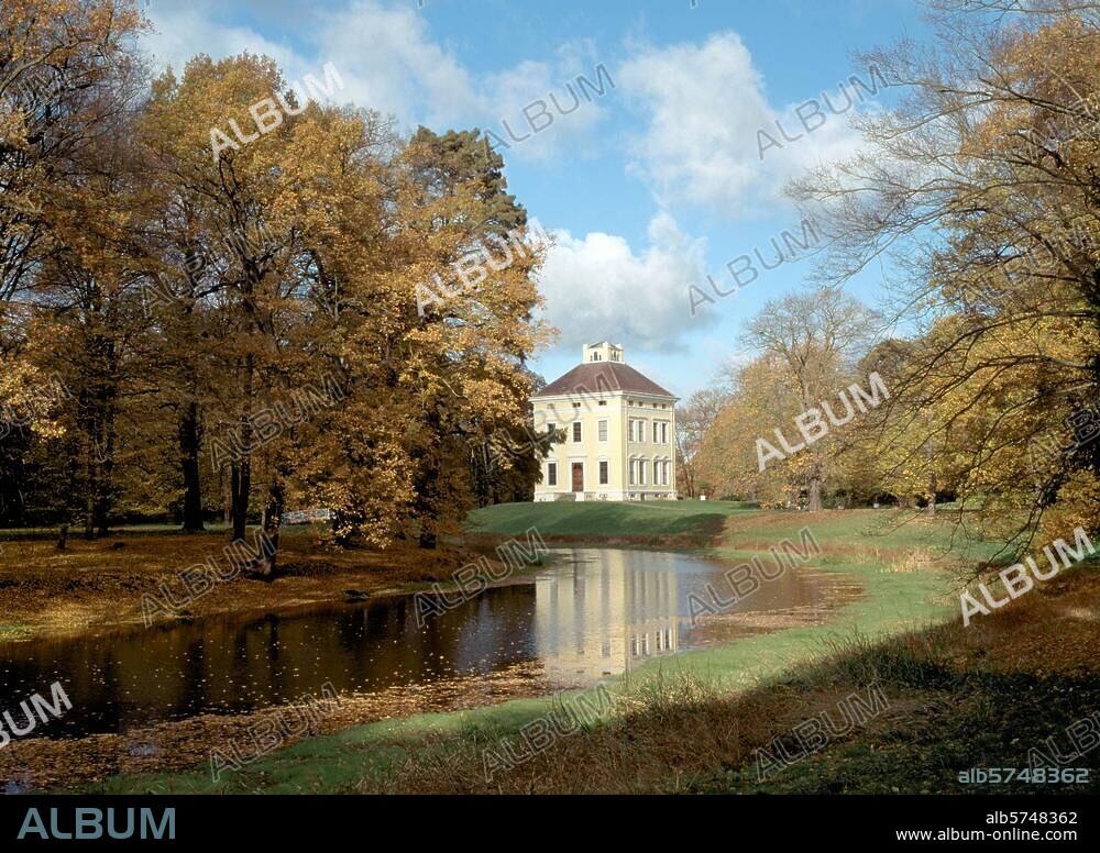 Dessau (Sachsen-Anhalt), Ortsteil Waldersee, Schloss Luisium. (erbaut 1774-78 für Luise von Anhalt-Dessau; Architekt: Friedrich Wilhelm von Erdmannsdorff). - Außenansicht von Südosten. Foto, undat. (Jochen Helle).