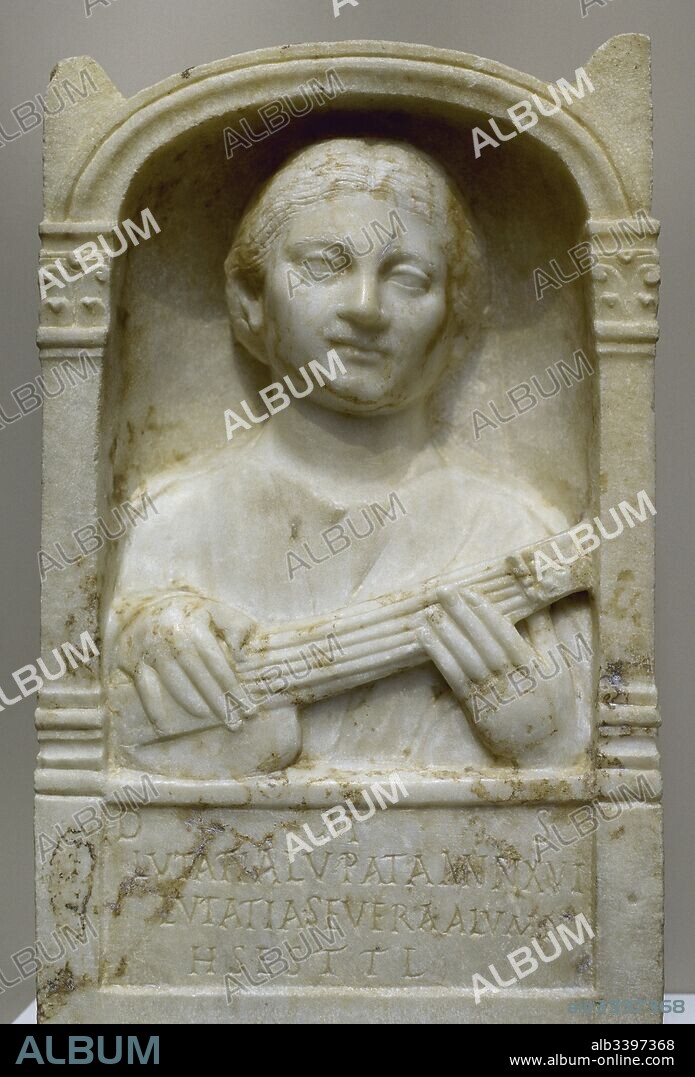 Estela de la niña Lutatia Lupata. Siglo II d. C. Mármol de Borba Estremoz. 60 x 36,50 cm. Monumento funeraro típico emeritense, clasificado entre las estelas de edícula. La joven Lutatia, muerta a los 16 años, aparece tañendo un laúd, por ser alumna de una conocida maestra de este instrumento. Museo Nacional de Arte Romano. Mérida. Provincia de Badajoz. Extremadura. España.