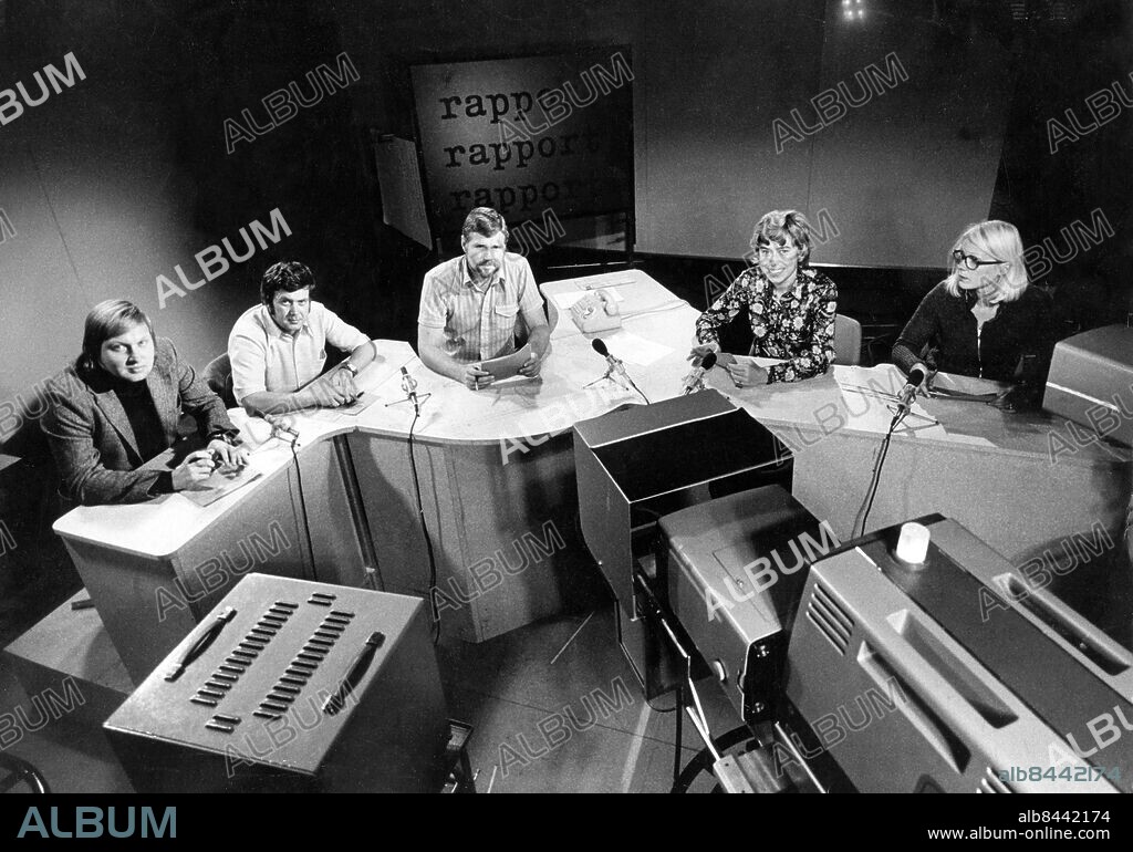 STOCKHOLM 1972.. Orig. bildtext... Rapport 1972 Lennart Anebäck, Törnu Nilsson, Ingemar Odlander, Christina Jutterström och Marja Lång 1972 Anm.Programledare Producenter Journalister Reportrar Nyheter Nyhetsprogam Studios Publ. i Etermediernas bok Spegla, granska, tolka sid.218 CD155 persons: Christina Jutterström ;Ingemar Odlander ;Lennart Anebäck ;Tönu Nilsson sites: STOCKHOLM ;SVERIGE.
