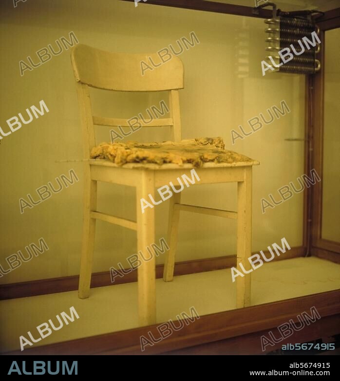 JOSEPH BEUYS. Beuys, Joseph. 1921-1986. - Fettstuhl I, 1964/85 - Holzstuhl, Fett, Thermometer, 83,5 × 43,5 × 47 cm. Private Dauerleihgabe. Duisburg, Wilhelm-Lehmbruck-Museum.