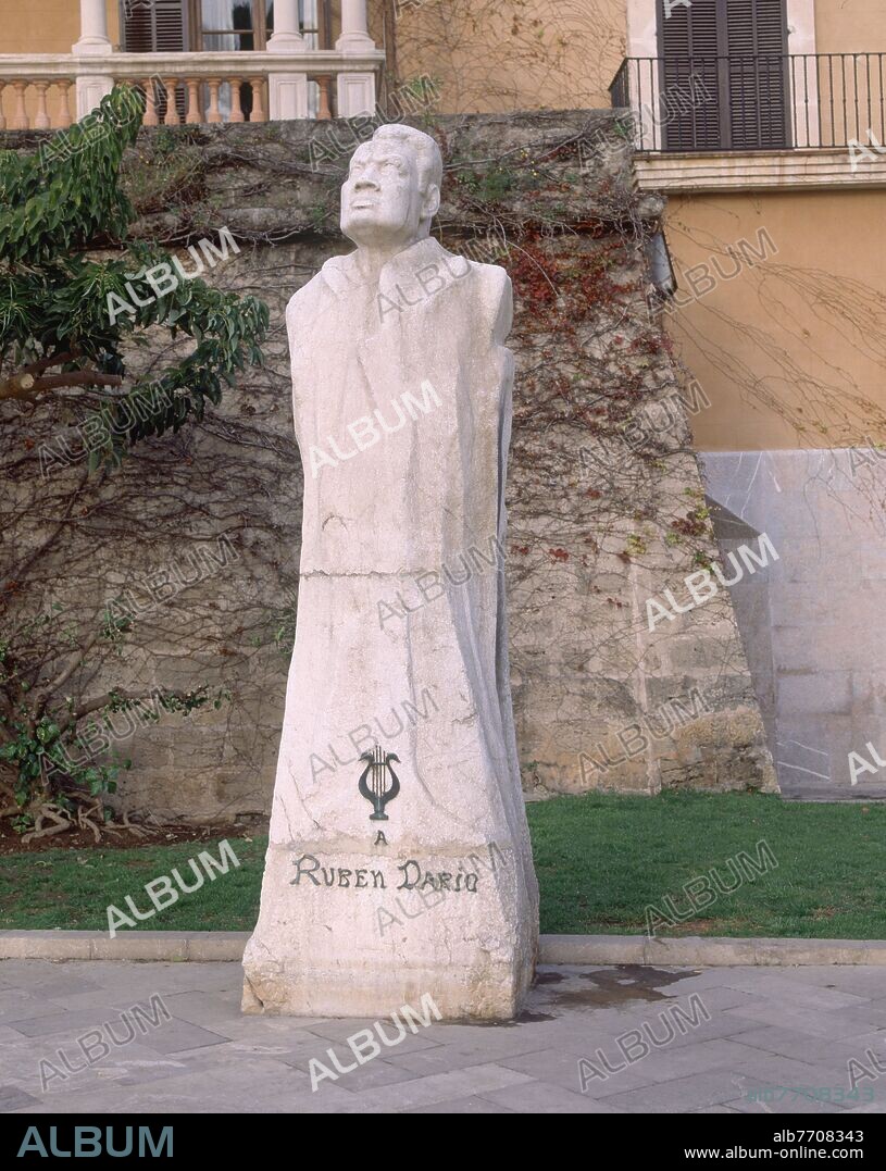 ESCULTURA DE RUBEN DARIO EN EL PASEO MARITIMO.