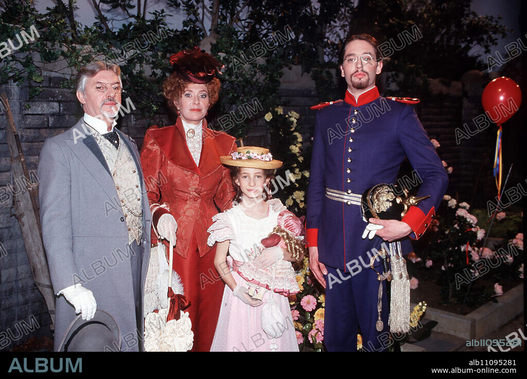 In the summer of 1890, the horse-trading family Kreuzmayer awaits the first visit of the Munich court councillor family von Werndorf to their villa in Kirchberg. They hope that their son Robert will ask for the hand of the beautiful Kreuzmayer daughter Franziska... From left to right: Friedrich v. Werndorf (RÜDIGER HACKER), Rosamunde v. Werndorf (JUTTA SPEIDEL), Netty v. Werndorf (LILIAN THERESA SCHIFFER) and Robert (FLORIAN VON MANTEUFFEL). Director: Monika Baumgartner / Title: DIE EHRABSCHNEIDER / BRD 1998.