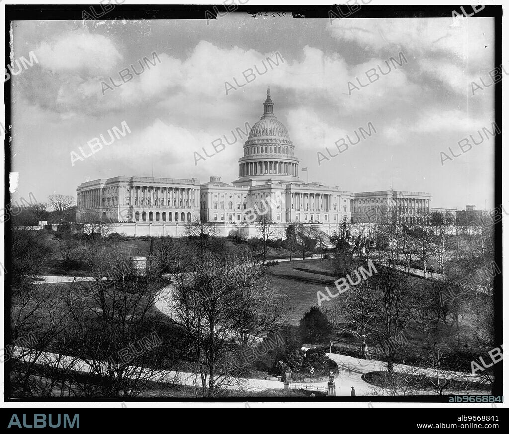 West front, United States Capitol, Washington, D.C., between 1910 and 1920.