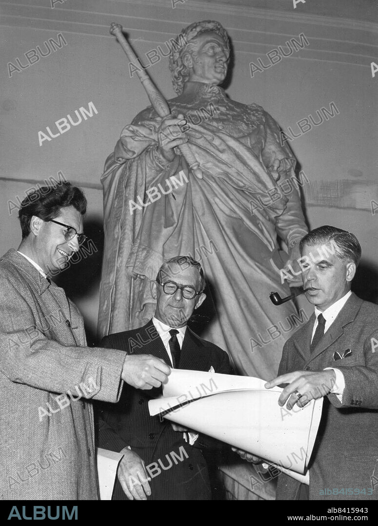 Stockholm 1956-09-22. Karl XIII i gips, bakom dr Bo Wennberg, professor Otte Sköld och arkitekt Per-Olof Olsson, skall föras bort från det moderna museet och magasineras.. Foto: Roland Jansson / DN / TT / Kod: 29. ** SvD OUT **.