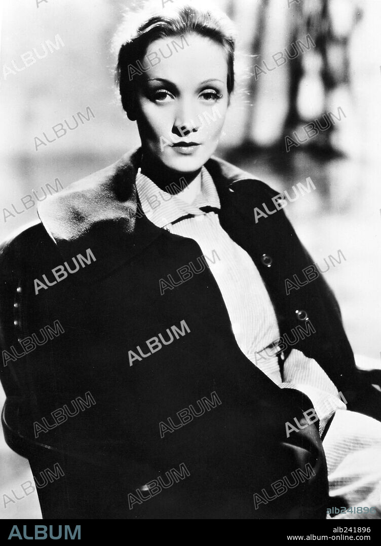 MARLENE DIETRICH en FATALIDAD, 1931 (DISHONORED), dirigida por JOSEF VON STERNBERG. Copyright PARAMOUNT PICTURES.