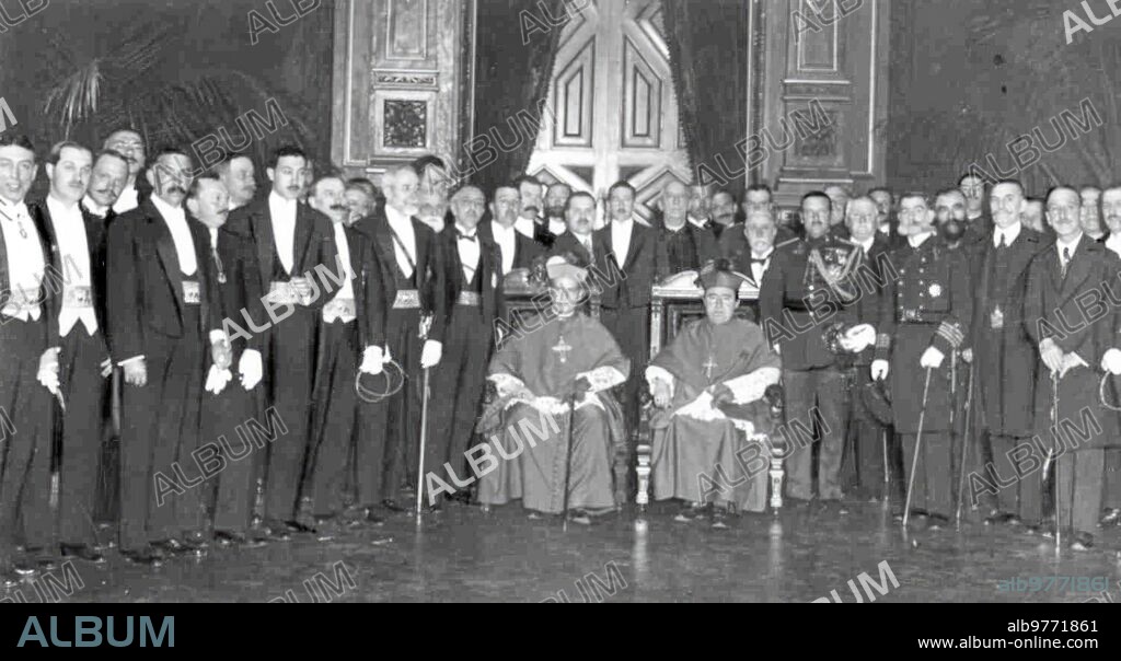 March 1918. In the provincial council of Guipúzcoa. The bishop of Vitoria, the prior of the Military Orders and the Authorities of San Sebastián after the enthronement of the sacred heart of Jesus in the Diputación - Approximate date.