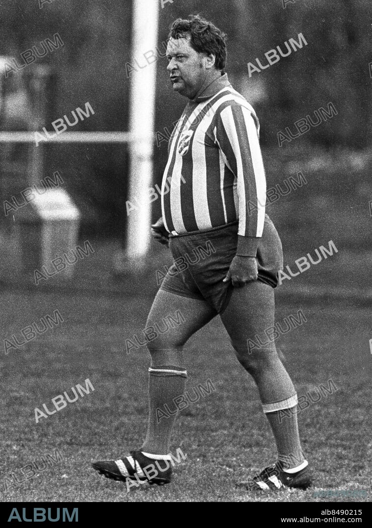 ARKIV 790505 - Lars-Gunnar Björklund refererade sport i radio och TV. 1975 gav han ut kåseriboken "En rund själ i en rund kropp". Här väl illustrerad under en match med TV-laget. Bilden publicerad i boken Sjuttiotal av Jan Lundgren. Foto: Lars Jansson Kod: 22 . COPYRIGHT SCANPIX SWEDEN.