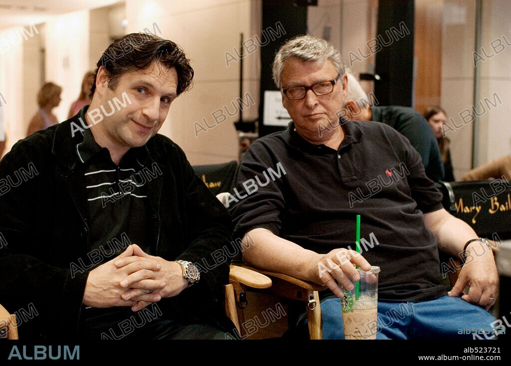 MIKE NICHOLS and PATRICK MARBER in CLOSER, 2004, directed by MIKE NICHOLS. Copyright COLUMBIA PICTURES / COOTE, CLIVE.