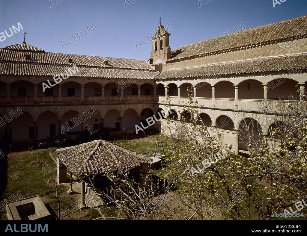CLAUSTRO DEL CONVENTO DE LAS AGUSTINAS DE MADRIGAL DE LAS ALTAS TORRES - FOTO AÑOS 60.