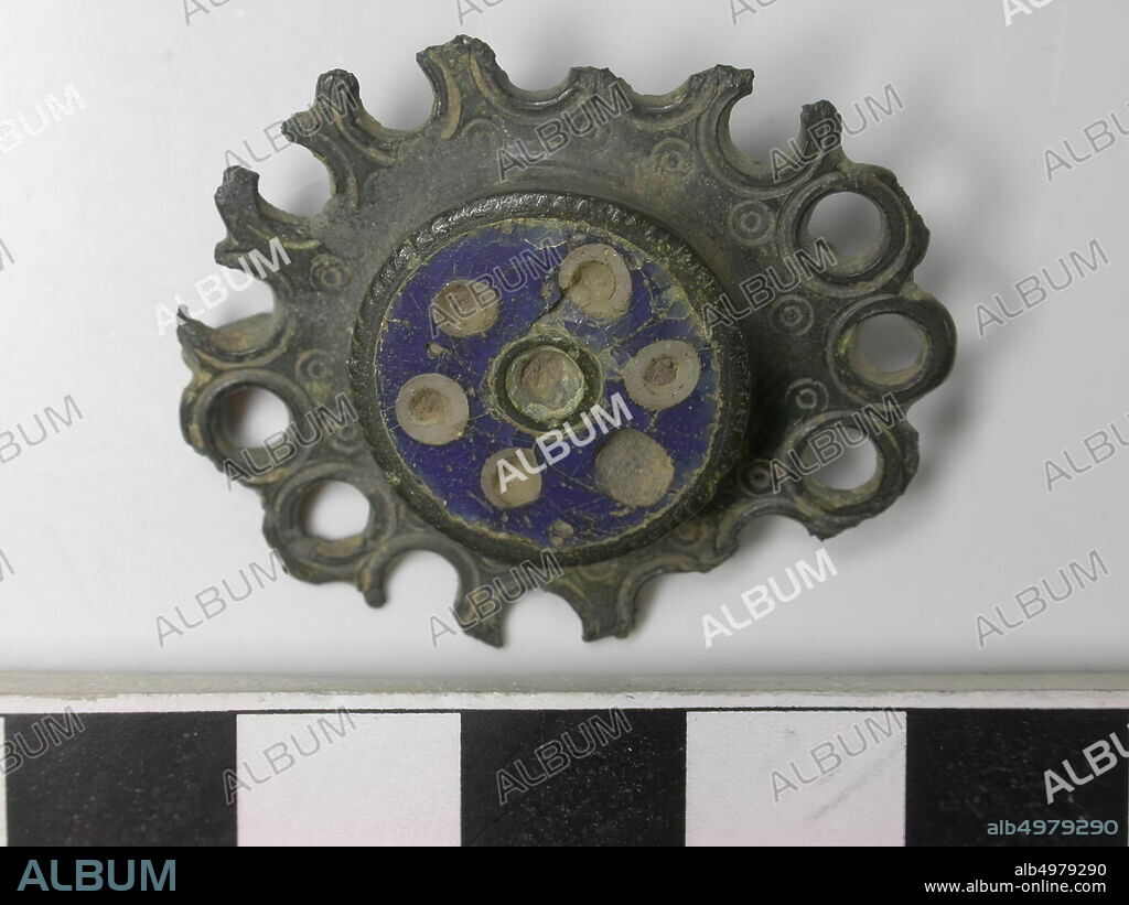Bronze enamel fibula with round lace decoration. In the round disc inlaid with blue enamel. The needle is missing., Fibula, metal, bronze, enamel, 3 x 4 cm, Roman 300.
