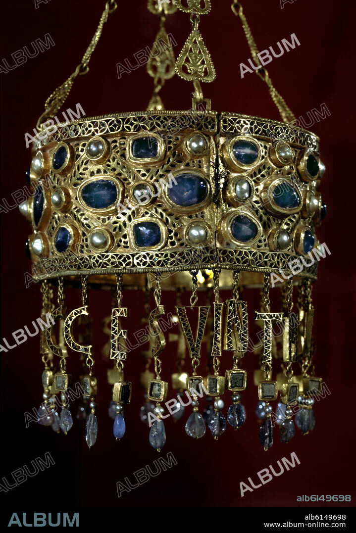 DETALLE - CORONA VOTIVA DE RECESVINTO - ARTE VISIGODO - TESORO DE GUARRAZAR - SIGLO VII.