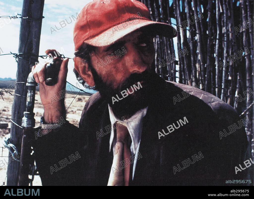 HARRY DEAN STANTON in PARIS, TEXAS, 1984, directed by WIM WENDERS. Copyright 20TH CENTURY FOX.