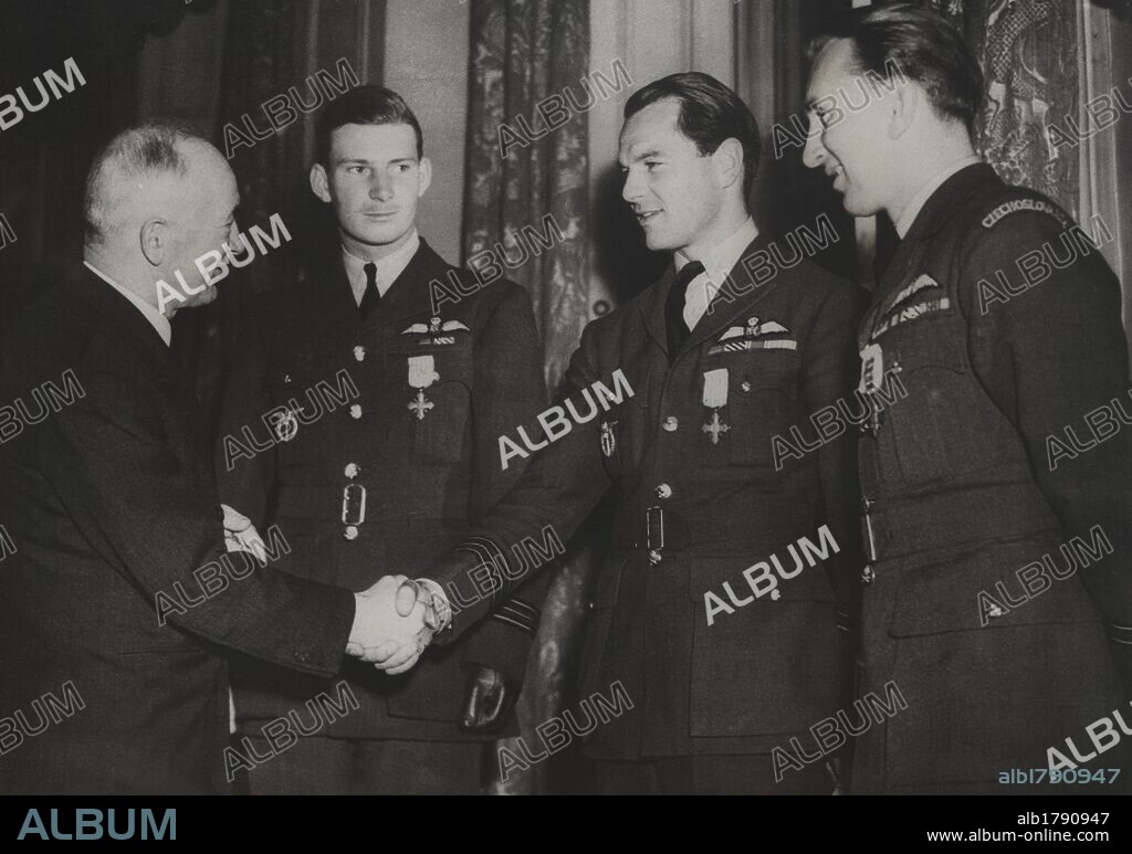 Segunda guerra mundial (1939-1945). Ases de la aviación recibiendo la Cruz de guerra checa de manos del presidente checoeslovaco en el exilio Edvard Benes (1884-1948).