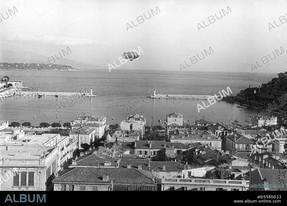Nobile, Umberto ; officier, aérostatier et explorateur polaire italien (survole en 1926 avec R.Amundsen et en 1928 le pôle Nord) ; 1885-1978. Visite à Monaco, 1939 : le dirigeable d'Umberto Nobiles au dessus de Monte Carlo. Photo, 1939.