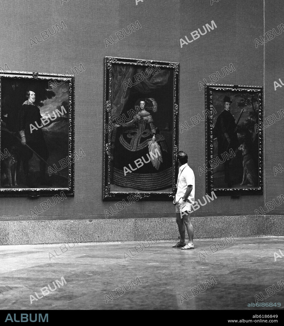 DIEGO VELAZQUEZ (1599-1660). VISITANTE CONTEMPLANDO CUADROS DE VELAZQUEZ - FOTOGRAFIA EN BLANCO Y NEGRO - AÑOS 60.