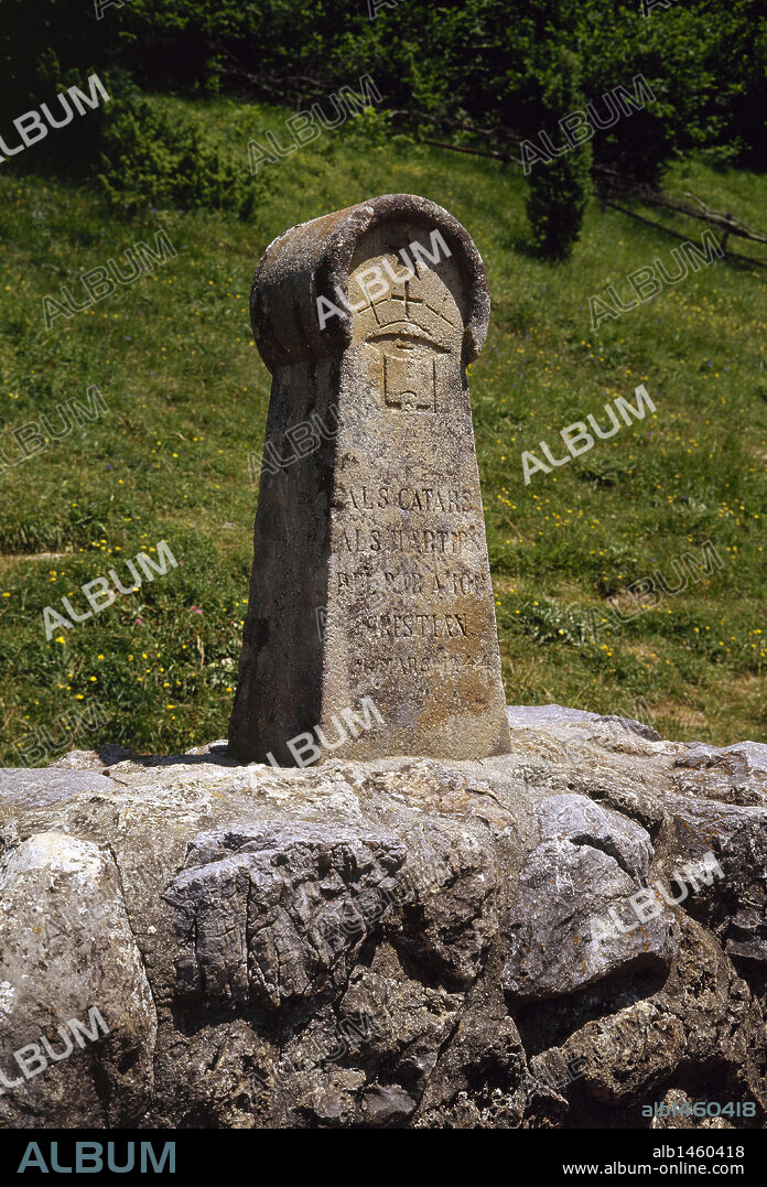 FRANCIA. Estela conmemorativa en recuerdo de los 205 cátaros que fueron quemados como herejes en el s. XIII, tras la cruzada iniciada por el Papa Inocencio III. "A LOS CATAROS, A LOS MARTIRES DEL PURO AMOR CRISTIANO, 16 DE MARZO DE 1244". Reproducción estela medieval levantada en 1960 en el PRADO DE LOS QUEMADOS. MONTSEGUR. (RUTA CATARA) .