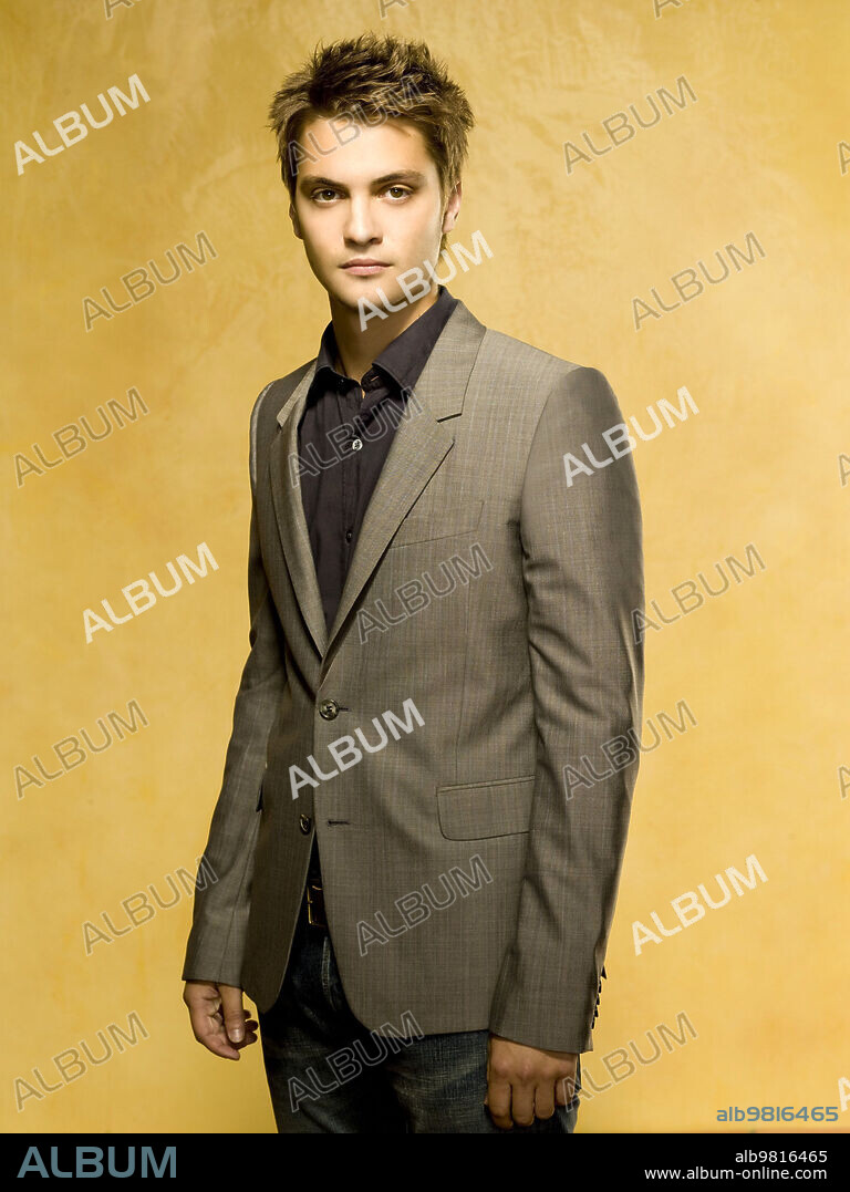 LUKE GRIMES in BROTHERS & SISTERS, 2006, directed by KEN OLIN. Copyright TOUCHSTONE TELEVISION.